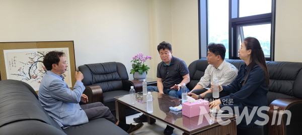 우측부터 이현희 원장이 요양시설을 설명하고 있다(사진=정경호 기자)