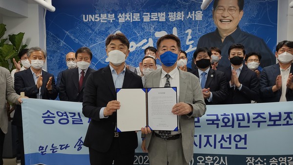 왼쪽부터 민동포럼 양시헌 회장과 총괄상황실 윤태일 실장이 지지선언문을 들고 기념사진을 촬영하고 있다 (사진 = 정경호 기자)