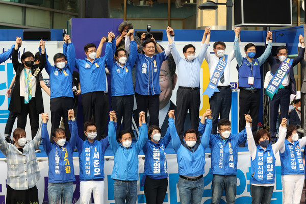 송영길(뒷줄 왼쪽 다섯번째) 더불어민주당 서울시장 후보가 19일 서울 노원역 인근에서 열린 집중유세에서 박홍근(뒷줄 왼쪽 네번째) 원내대표 및 당 지도부와 오승록 노원구청장 후보를 비롯한 후보자들과 함께 선거 승리를 다짐하고 있다.2022.05.19 / 사진=[공동취재사진]