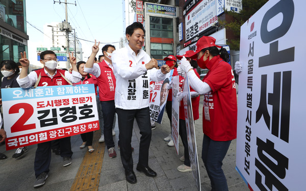 오세훈 국민의힘 서울시장 후보가 26일 오전 서울 광진구 군자역 인근에서 김경호 광진구청장 후보와 선거 유세를하며 자신의 선거운동원들과 인사를 나누고 있다. 2022.05.26.