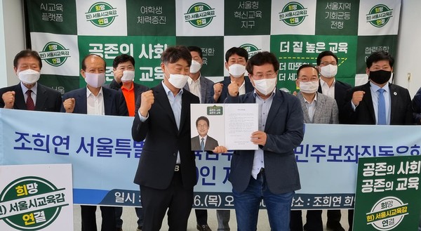 왼쪽부터 민동포럼 양시헌 회장과 희망연결캠프 한만중 총괄 본부장이 기념사진을 촬영하고 있다 (사진 = 정경호 기자)