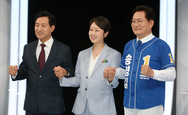 오세훈 국민의힘 서울시장 후보, 권수정 정의당 서울시장 후보, 송영길 더불어민주당 서울시장 후보가 26일 서울 마포구 상암동 MBC 스튜디오에서 열린 서울시장 후보자 TV 토론회 시작 전 기념촬영을 하고 있다. 2022.05.26 / 사진=[국회사진기자단]