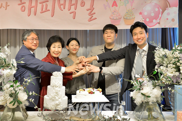 ▲'해피 백일' 축하하는 H+ 양지병원 의료진과 간호사