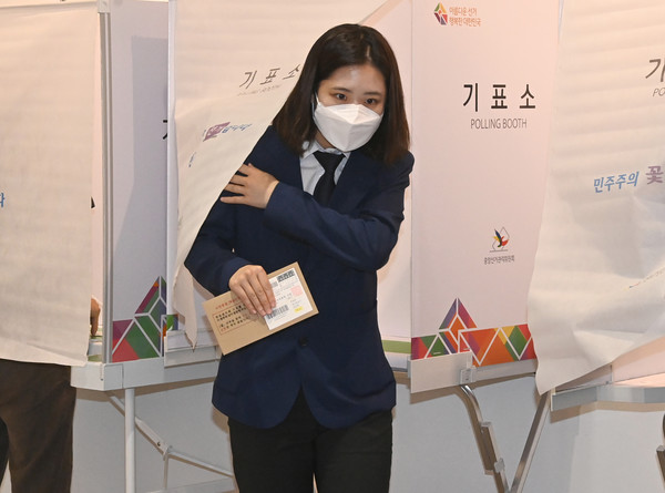 27일 오전 경기도 광주시 송정동 남한산성아트홀에 마련된 사전투표소에서 박지현 더불어민주당 공동상임선거대책위원장이 투표하고 있다. 2022.05.27 / 사진=[뉴시스]