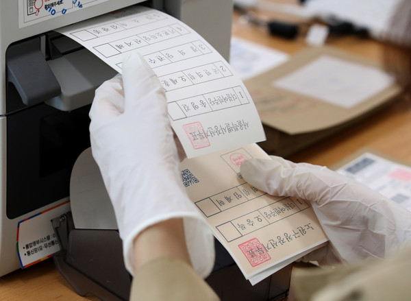 제8회 전국동시지방선거 사전투표 첫날인 27일 서울 성북구 시립성북청소년센터에 마련된 장위제3동 사전투표소에서 사전투표사무원이 투표용지를 출력하고 있다. 2022.05.27 / 사진=[뉴시스]