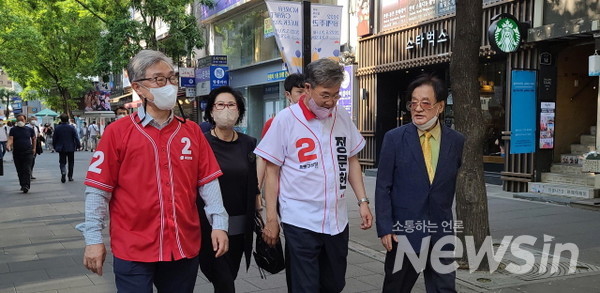 왼쪽부터 최재형 의원, 정문헌 종로구청장 후보, 신상갤러리 어양우 관장이 종로 인사동 갤러리를 안내 하고 있다 (사진 = 정경호 기자)