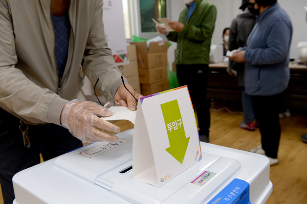 제8회 6·1전국동시지방선거 사전투표 첫날인 27일 오전 광주 남구 주월동 통합 거점 경로당 투표소에서 시민이 투표용지를 넣고 있다. 2022.05.27 / 사진=[뉴시스]