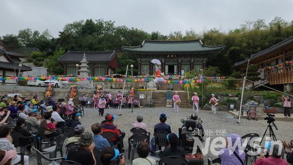 제이아이예술단 어름산이 김민중 줄타기 공연 (사진 = 정경호 기자)
