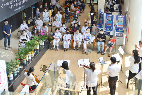 ▲앙상블 아랑이 H+양지병원 로비에서 연주하고 있다. /사진=H+양지병원