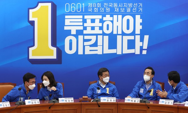 윤호중, 박지현 더불어민주당 상임선거대책위원장 등 지도부가 31일 오전 서울 여의도 국회에서 열린 중앙선거대책위원회의에서 대화하고 있다.2022.05.31 / 사진=[공동취재사진]
