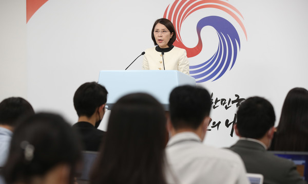 강인선 대통령실 대변인이 15일 서울 용산 대통령실 브리핑장에서 "윤호중 더불어민주당 공동비대위원장이 부산시당 지방선거 후보자 회의에서 대통령 출퇴근과 관련해 주장한 내용은 사실이 아니다"라고 밝히고 있다. 2022.05.15 / 사진=[뉴시스]