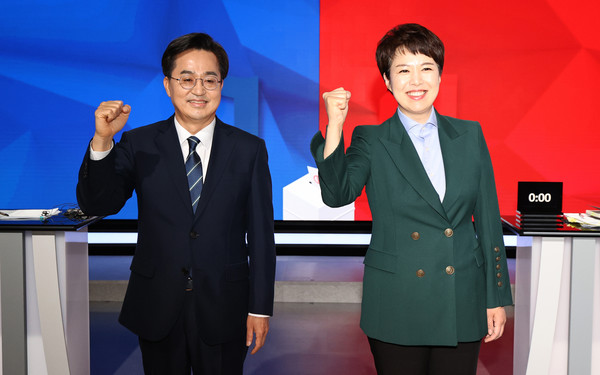 김동연 더불어민주당 경기도지사 후보와 김은혜 국민의힘 경기도지사 후보가 9일 오후 경기도 수원시 SK브로드밴드 수원방송에서 열린 경기언론인클럽·인천경기기자협회가 공동 주최한 제8회 전국동시지방선거 경기도지사 후보자 초청 토론회에 앞서 포즈를 취하고 있다. 2022.05.09 / 사진=[인청경기기자협회 공동취재사진]