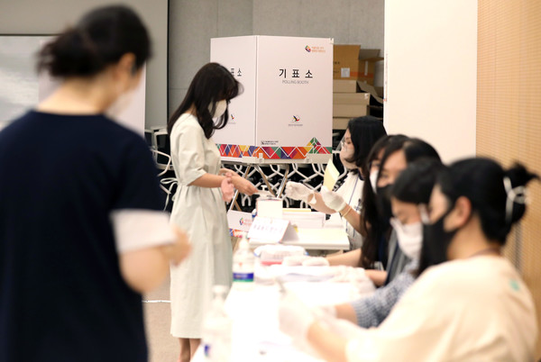 제8회 전국동시지방선거일인 1일 오전 서울 강서구 서울식물원에 마련된 가양제1동 제8투표소에서 유권자들이 투표를 하고 있다. 2022.06.01.