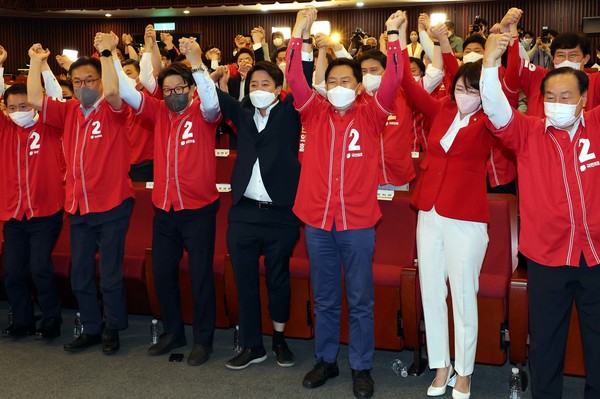 제8회 전국동시지방선거일인 1일 오후 서울 여의도 국회도서관에 마련된 개표상황실에서 이준석 국민의힘 대표와 권성동 원내대표, 정진석 의원 등 지도부가 환호하고 있다.2022.06.01 / 사진=[공동취재사진]