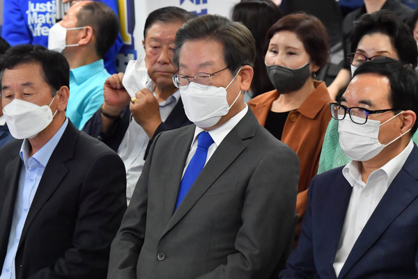 제8회 전국동시지방선거와 함께 치러진 국회의원 보궐선거에서 당선이 확실시 된 이재명 더불어민주당 인천 계양을 후보가 2일 0시께 인천 계양구 자신의 선거 캠프에 도착해 개표 상황을 살펴보고 있다.2022.06.02 / 사진=[공동취재사진]