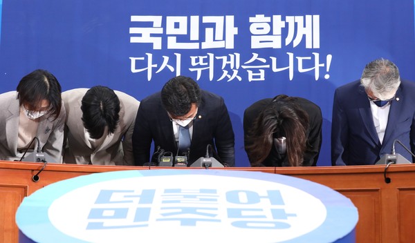 더불어민주당 윤호중, 박지현 공동비상대책위원장이 2일 오전 서울 여의도 국회에서 6.1 지방선거 패배에 대한 책임으로 비대위 총사퇴를 밝힌 뒤 고개숙여 인사히고 있다.2022.06.02 / 사진=[공동취재사진]