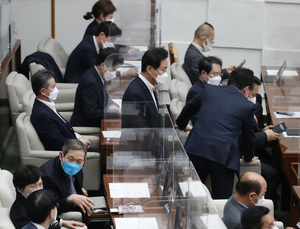 오세훈 서울시장이 25일 오후 서울 중구 서울시의회에서 열린 제306회 임시회 제1차 본회의 2022년도 제1회 추가경정예산안 등을 위해 참석하고 있다. 2022.03.25 / 사진=[뉴시스]