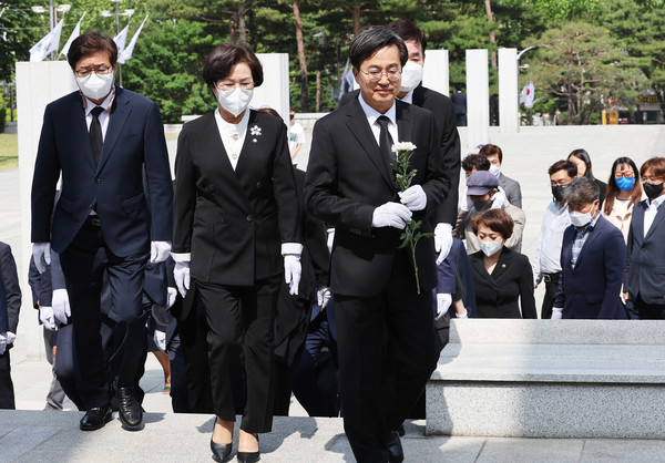 김동연 더불어민주당 경기도지사 당선인이 2일 오전 경기도 수원시 팔달구 인계동 현충탑을 참배하고 있다. 2022.06.02.