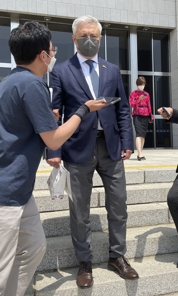 드미트로 포노마렌코 주한 우크라이나 대사가 3일 서울 여의도 국회에서 지방선거 이후 우크라이나를 방문할 것으로 알려진 이준석 국민의힘 대표를 만난 뒤 국회를 나서며 기자들의 질문을 받고 있다. 2022.06.01 / 사진=[뉴시스]