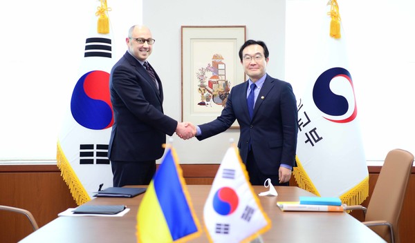 왼쪽부터 드미트로 세닉(Dmytro Senik) 우크라이나 외교부 차관 이도훈 외교부 2차관 (사진 = 외교부 제공)