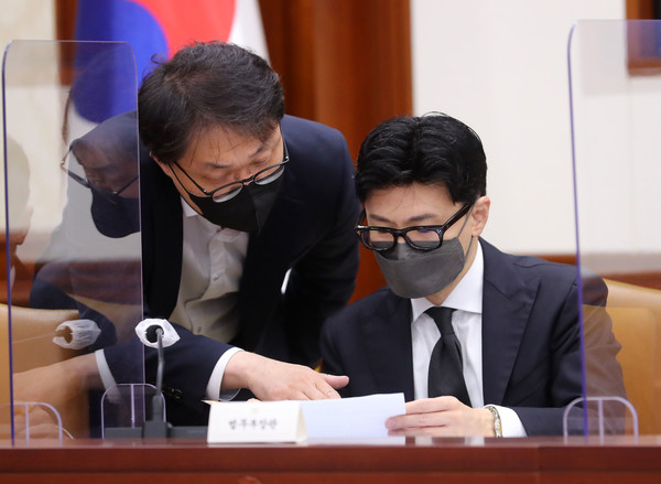 한동훈 법무부 장관이 9일 오전 서울 종로구 정부서울청사에서 열린 국정현안점검조정회의에 참석해 직원과 대화하고 있다. 2022.06.09 / 사진=[뉴시스]