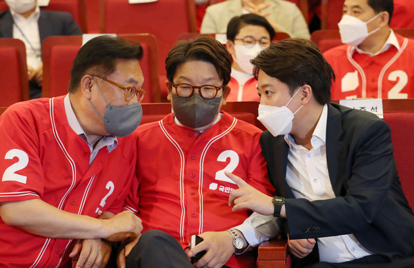 제8회 전국동시지방선거일인 1일 오후 서울 여의도 국회도서관에 마련된 개표상황실에서 이준석 국민의힘 대표와 권성동 원내대표, 정진석 의원이 이야기를 나누고 있다.2022.06.01 / 사진=[공동취재사진]