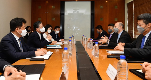  정승일 한국전력 사장(왼쪽 앞에서 두번째)이 패트릭 프래그먼 WEC 사장(오른쪽에서 두번째)과 해외원전시장 공동 진출을 위한 협력강화 방안을 논의하고 있다 (사진 = 한국전력 제공)