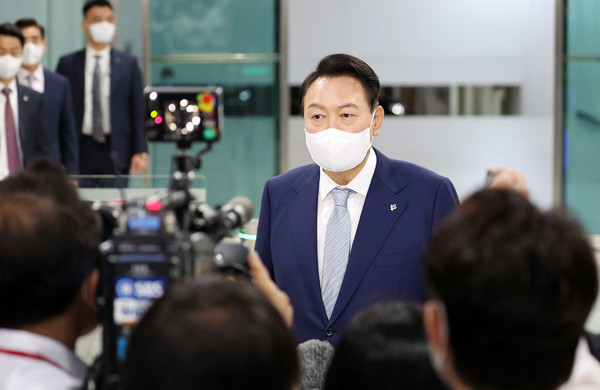 윤석열 대통령이 7일 서울 용산 대통령실 청사로 출근하며 취재진 질문에 답변하고 있다.2022.06.07 / 사진=[대통령실통신사진기자단]