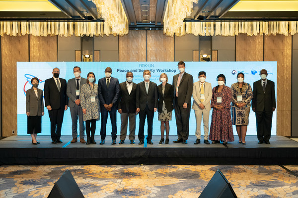 한-유엔 평화안보 워크숍에 참여한 관계자들이 기념사진을 촬영하고 있다(사진 = 외교부 제공)