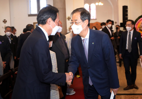 한덕수 국무총리가 10일 오전 서울 중구 대한성공회 서울교좌성당에서 열린 '제35주년 6.10민주항쟁 기념식'을 마친 후 우상호 더불어민주당 의원과 인사하고 있다. 2022.06.10.