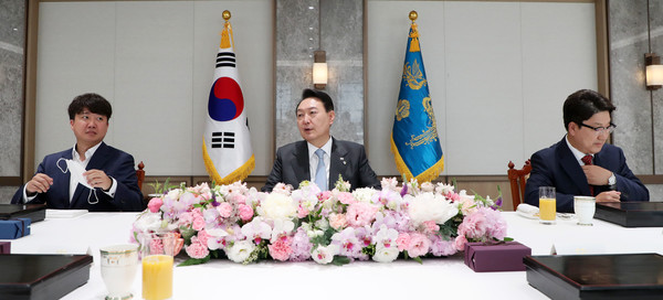 윤석열 대통령이 10일 서울 용산 대통령실 청사 대접견실에서 열린 국민의힘 지도부 초청 오찬 간담회에서 발언하고 있다. 왼쪽부터 이준석 대표, 윤 대통령, 권성동 원내대표. 2022.06.10 / 사진=[뉴시스]