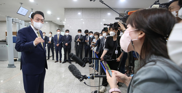윤석열 대통령이 13일 서울 용산 대통령실 청사로 출근하며 취재진 질문에 답변하고 있다. 2022.06.13 / 사진=[뉴시스]