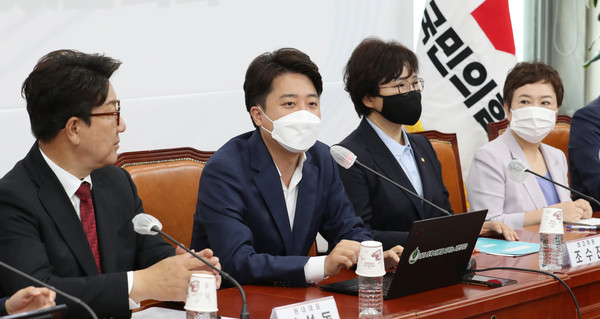 이준석(왼쪽 두번째) 국민의힘 대표가 13일 서울 여의도 국회에서 열린 최고위원회의에 참석해 발언 하고 있다. 2022.06.13 / 사진=[공동취재사진]