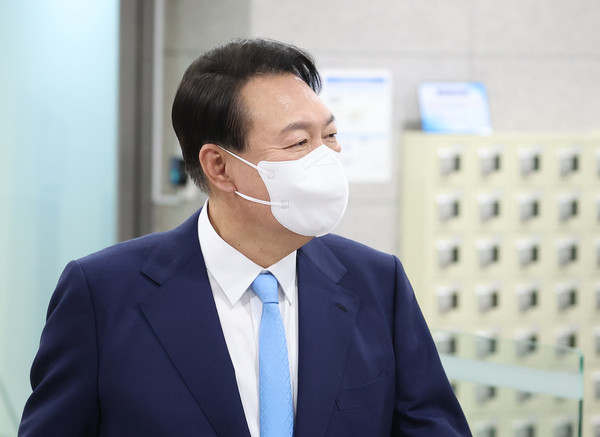 윤석열 대통령이 14일 오전 서울 용산 대통령실 청사로 출근하고 있다.2022.06.14 / 사진=[대통령실통신사진기자단]