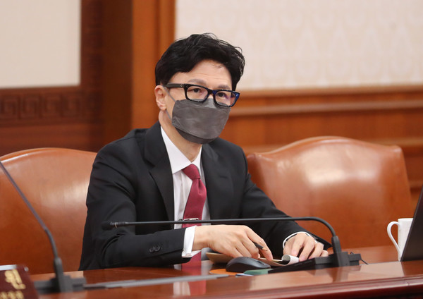 한동훈 법무부 장관이 14일 오전 서울 종로구 정부서울청사 국무회의실에서 열린 국무회의에 참석해 한덕수 국무총리의 발언을 듣고 있다. 2022.06.14 / 사진=[뉴시스]