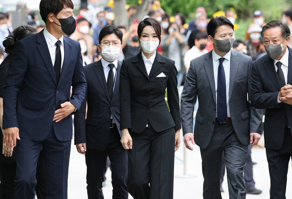 윤석열 대통령 부인 김건희 여사가 13일 오후 경남 김해 진영읍 봉하마을을 방문해 고 노무현 전 대통령 묘역 참배를 마친 후 권양숙 여사 예방을 위해 권 여사 자택으로 향하고 있다.2022.06.13 / 사진=[대통령실통신사진기자단]