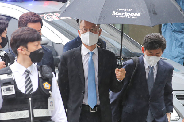 백운규 전 산업부 장관이 15일 오전 서울 송파구 서울동부지법에서 열린 영장실질심사에 출석하고 있다. 2022.06.15 / 사진=[뉴시스]