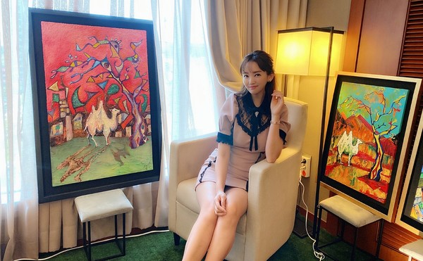 배우 겸 화가 윤송아.