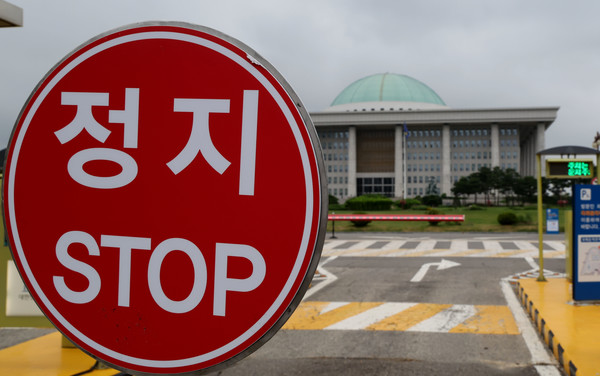 법사위원장 자리를 놓고 여야의 양보 없는 대치가 이어지면서 국회 공백 상태가 장기화하고 있다. 19일 서울 여의도 국회 본청 위 하늘에 구름이 드리워져 있다.2022.06.19 / 사진=[공동취재사진]