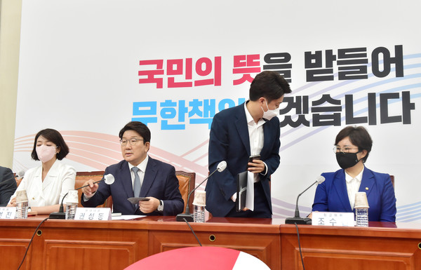 이준석 국민의힘 대표가 20일 국회에서 열린 최고위원회의에서 배현진 최고위원과 설전을 벌이던 중 자리에서 일어서고 있다. 이 대표가 최고위원회 의장 직권으로 비공개 회의에서 현안 논의를 하지 않겠다고 발표하자 배 의원은 비공개 회의 내용 유출을 단속하는 게 맞다고 즉각 반박에 나서면서 마찰이 빚어졌다.2022.06.20 / 사진=[공동취재사진]