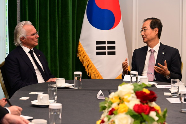한덕수 국무총리가 20일(현지시간) 프랑스 파리 인터콘티넨탈 호텔에서 로버트 클라크 2027년 미국 미네소타 인정박람회 유치위원장을 접견하고 있다.2022.06.20 / 사진=[총리실 제공]