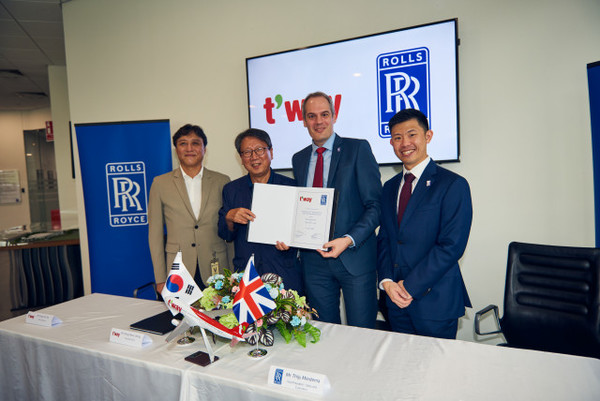 왼쪽부터 나성훈 티웨이 부회장, 정홍근 티웨이 대표이사, 타이스 미데마 롤스로이스 아시아태평양 지역 판매 및 고객 담당 부사장, 벤 간 롤스로이스 아시아 태평양 지역 고객 마케팅 이사가 기념촬영을 하고 있다 (사진 = 롤스로이스 제공)