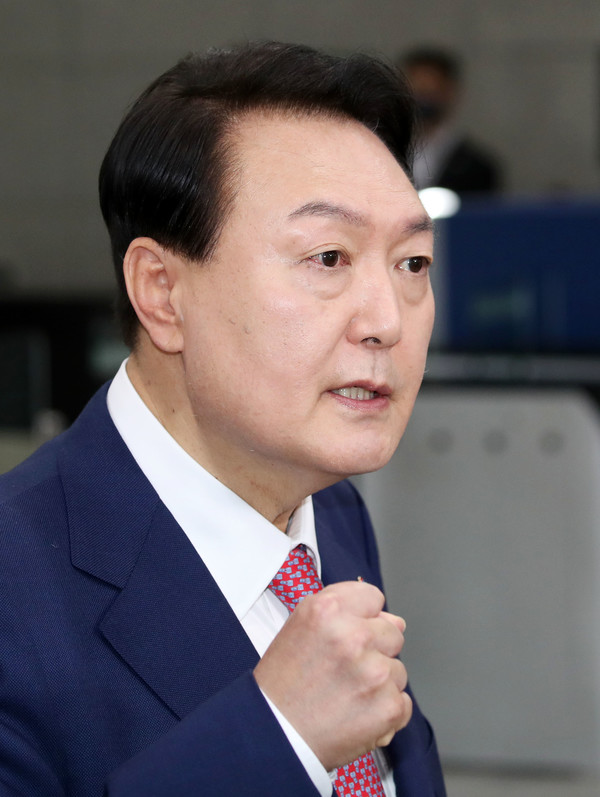 윤석열 대통령이 23일 서울 용산 대통령실 청사로 출근하며 취재진 질문에 답하고 있다. 2022.06.23 / 사진=[뉴시스]