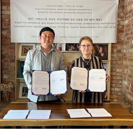 (사)한국극작가협회는 지난 6월 22일 대학로에서 카자흐스탄 작가협회와 양국의 작가 소개 및 상호 교류협력을 위한 양해각서(MOU)를 체결했다. (왼쪽부터) 선욱현 한국극작가협회 이사장, 니류보비 아브구스토비나 고려극장 예술감독.(사진 (사)한국극작가협회)