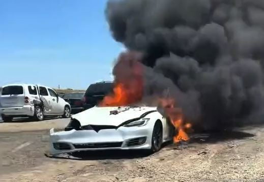 미국 캘리포니아주의 한 폐차장에 방치돼 있던 테슬라 차량에서 화재가 발생했다 (사진 = 새크라멘토 메트로폴리탄 소방국)