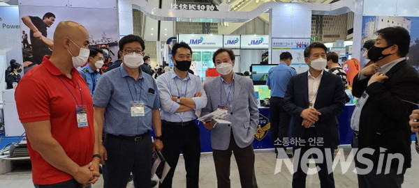 2022 국제해양안전대전 전시장을 찾은 뉴스인 미디어 (가운데)최명규 대표, (좌에서 두번째)장재필 본부장 (사진=정경호 기자)