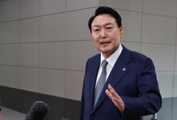 윤석열 대통령이 24일 서울 용산 대통령실 청사로 출근하며 취재진 질문에 답하고 있다.2022.06.24 / 사진=[대통령실통신사진기자단]