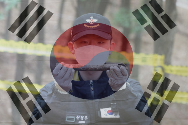 지난 16일 경기 포천시 소흘읍 일대 야산에서 국방부 유해발굴감식단 신건우 일병이 발굴한 유해를 바라보고 있다.2022.06.24 / 사진=[다중노출촬영]