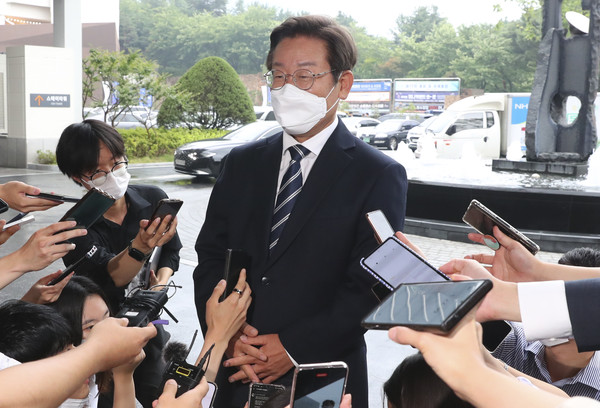 이재명 더불어민주당 의원이 23일 충남 예산군 덕산 리솜리조트에서 열린 국회의원 워크숍에 참석하며 취재진의 질문에 답하고 있다. 2022.06.23.