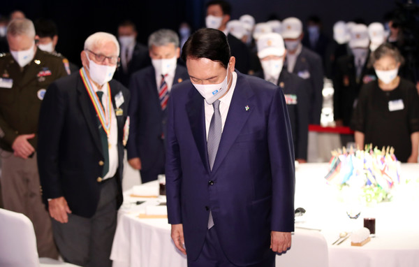 윤석열 대통령이 24일 서울 중구 신라호텔에서 열린 국군 및 유엔군 참전유공자 초청 오찬에서 순국선열과 호국영령에 대한 묵념을 하고 있다. 2022.06.24 / 사진=[뉴시스]